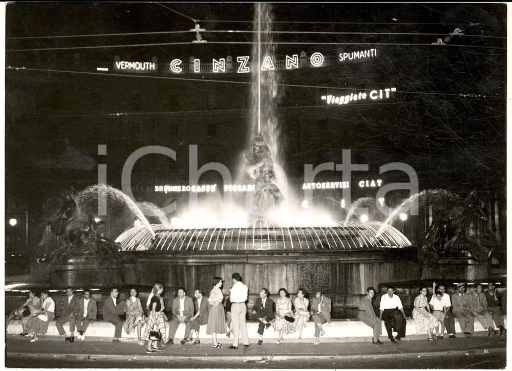 Luglio 1955 ROMA Cittadini al fresco presso la Fontana delle Naiadi *Foto 18x13