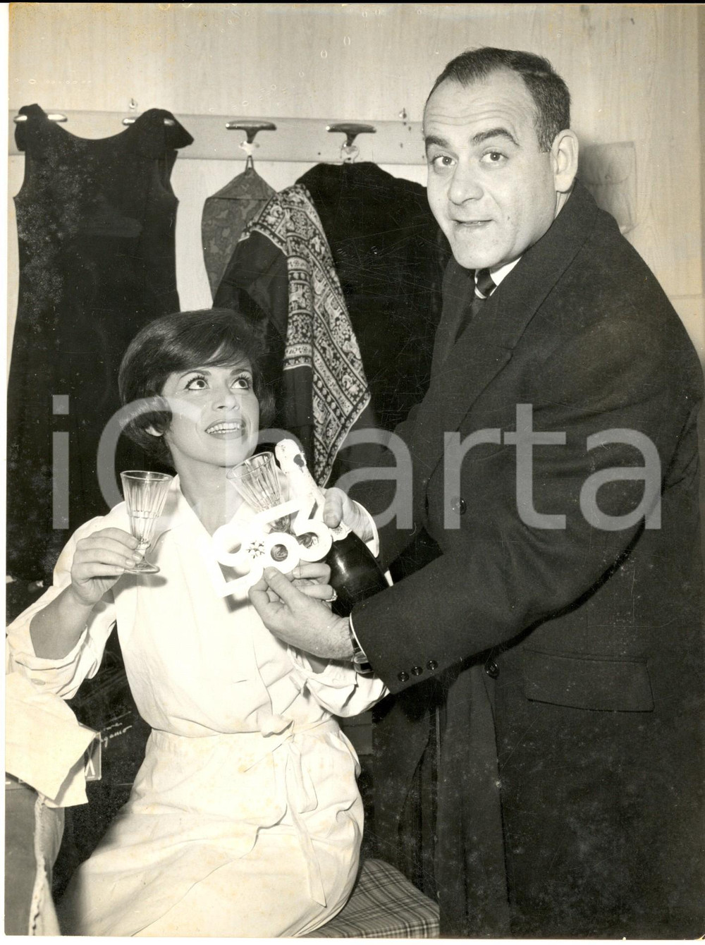 Fotografia d epoca originale 1962 ROMA Teatro VALLE Franca VALERI e Vittorio CAPRIOLI brindano a Capodanno 1