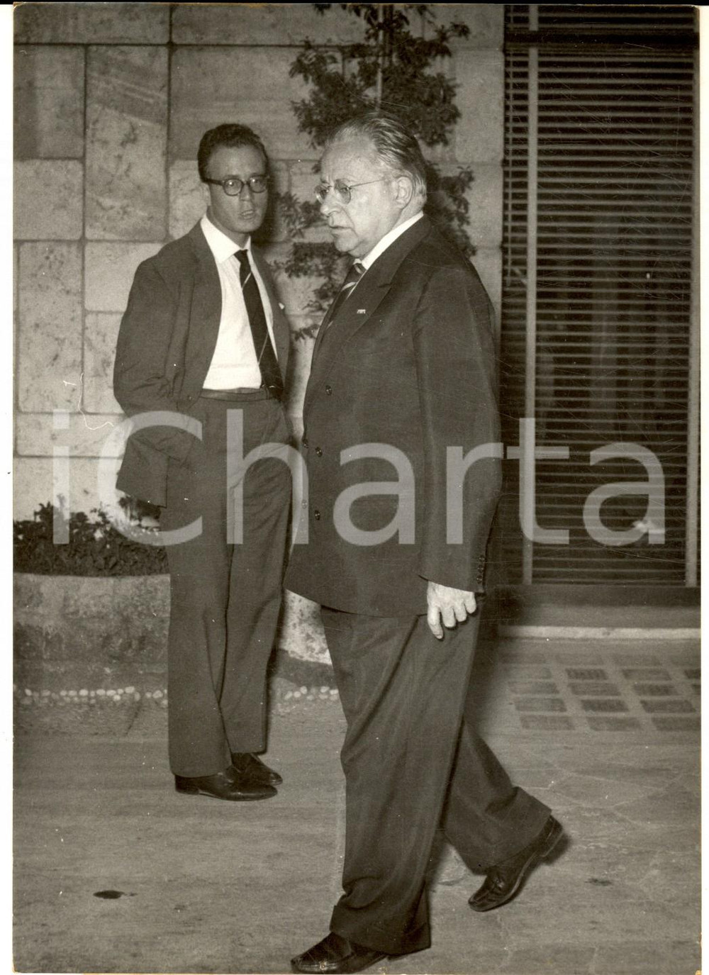 Fotografia d epoca originale 1957 ROMA Palmiro TOGLIATTI si reca a omaggiare la salma di Curzio MALAPARTE 1