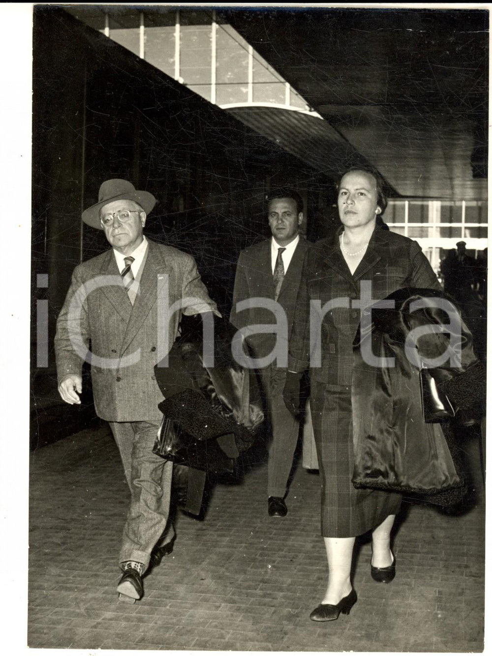 Fotografia d epoca originale 1957 ROMA Palmiro TOGLIATTI Nilde IOTTI Pietro INGRAO in partenza per Mosca FOTO 1