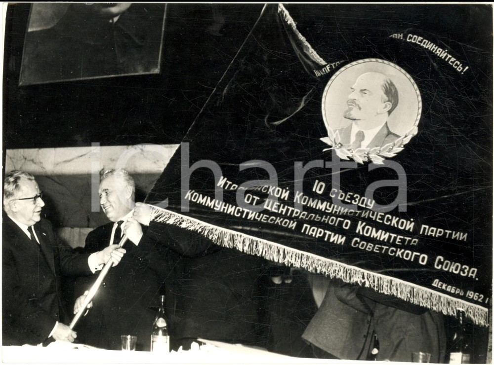 Fotografia d epoca originale 1962 ROMA Congresso PCI  Frol KOZLOV regala a Palmiro TOGLIATTI bandiera PCUS 1