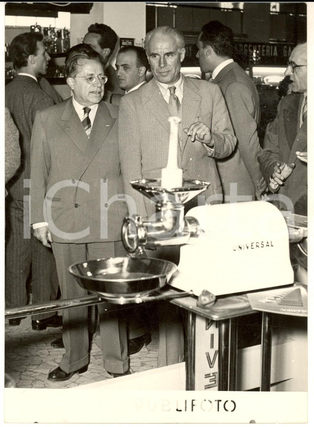 1955 ca MILANO Fiera Campionaria - Palmiro TOGLIATTI allo stand UNIVERSAL *Foto