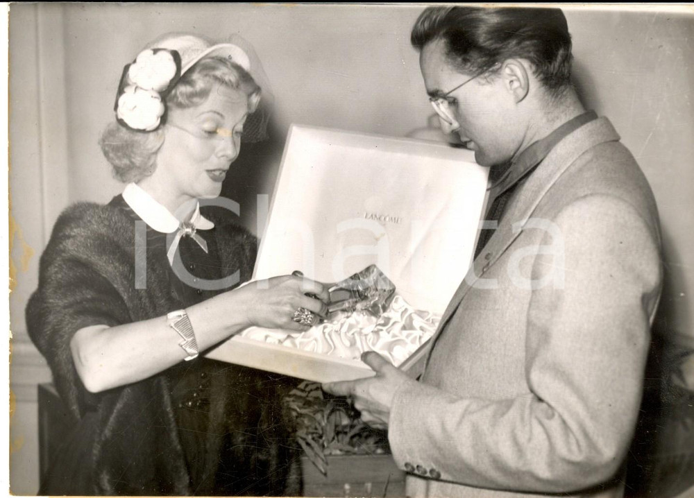 Fotografia d epoca originale 1953 PARIS Suzy CARRER remet cadeau pour la Reine Elizabeth au lieutenant BOULAY 1