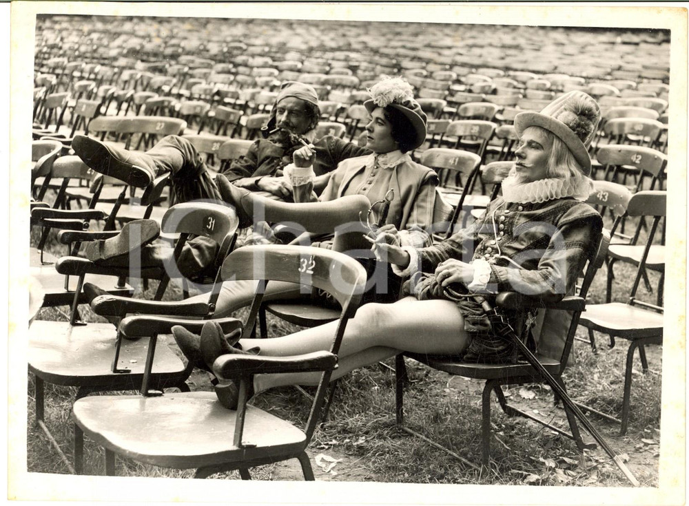 1956 LONDON "Twelfth Night" rehearsal - Cast members taking it easy *Photo