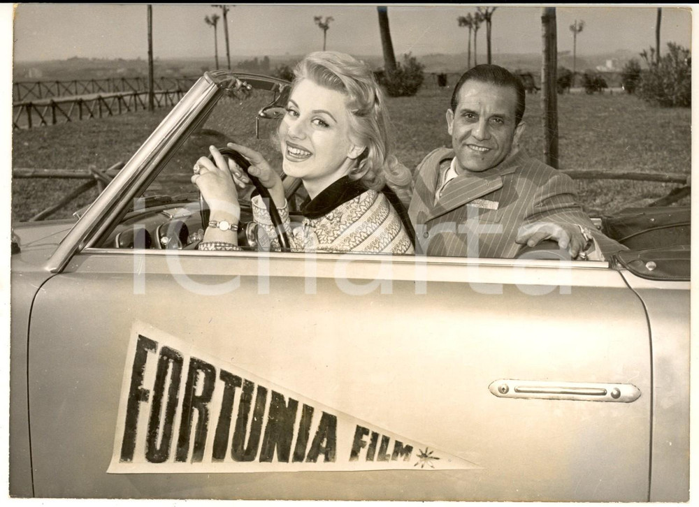 1955 ROMA Rally del Cinema - Mara BERNI e Felice ZAPPULLA su auto FORTUNIA FILM