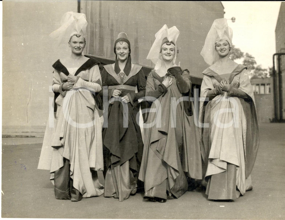 Fotografia d epoca originale 1954 LONDON Richard III Ladies on the set for Coronation scene Photo 20x15 cm 1