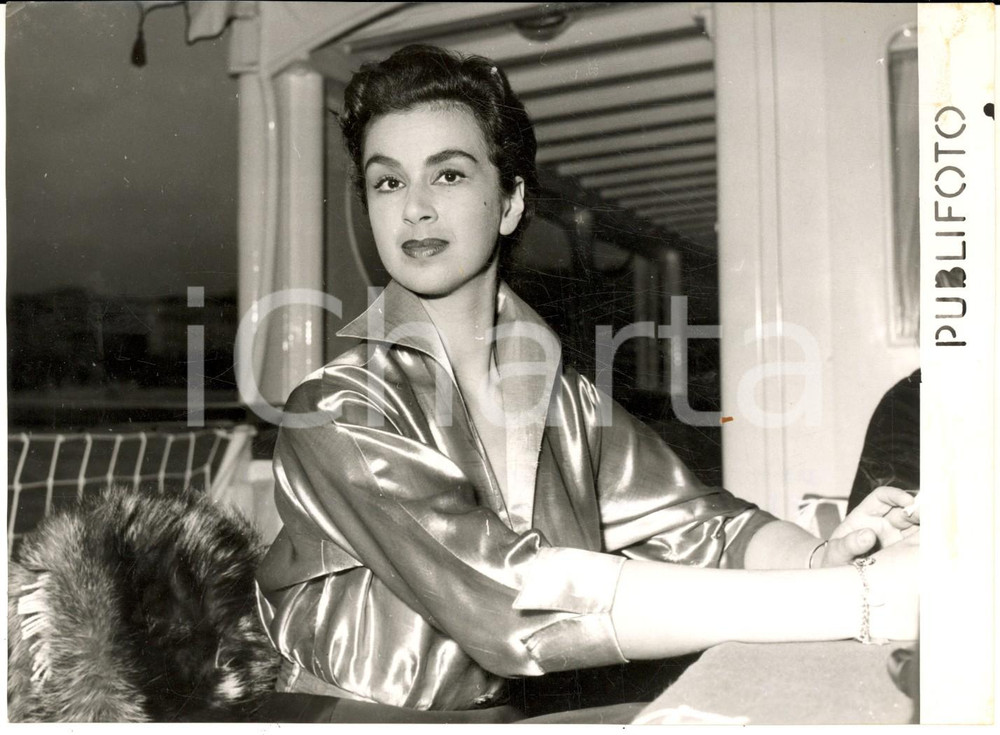 Fotografia d epoca originale 1955 SANREMO Ricevimento a bordo dello yacht di RIZZOLI  Un attrice  Foto 1