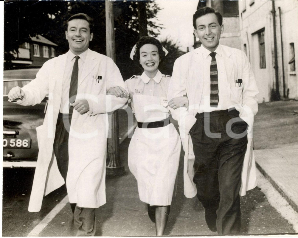 Fotografia d epoca originale 1958 WALTONONTHAMES Tv programme Emergency Ward 10 Actors smiling Photo 1