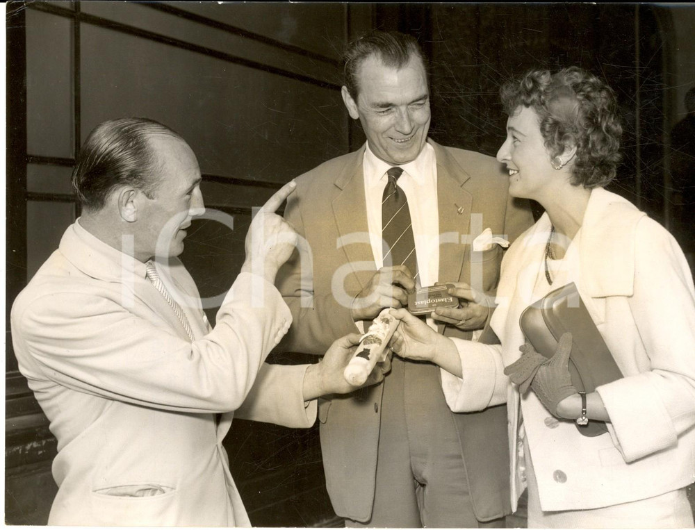 Fotografia d epoca originale 1958 LONDON A rollingpin for Jock EASTON and Doris ALLEN after wedding Photo 1