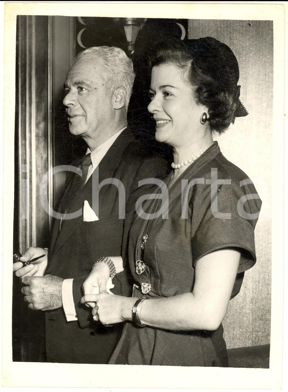 Fotografia d epoca originale 1954 LONDON Claridge s Hotel  Joan BENNETT and husband Walter WANGER Photo 1