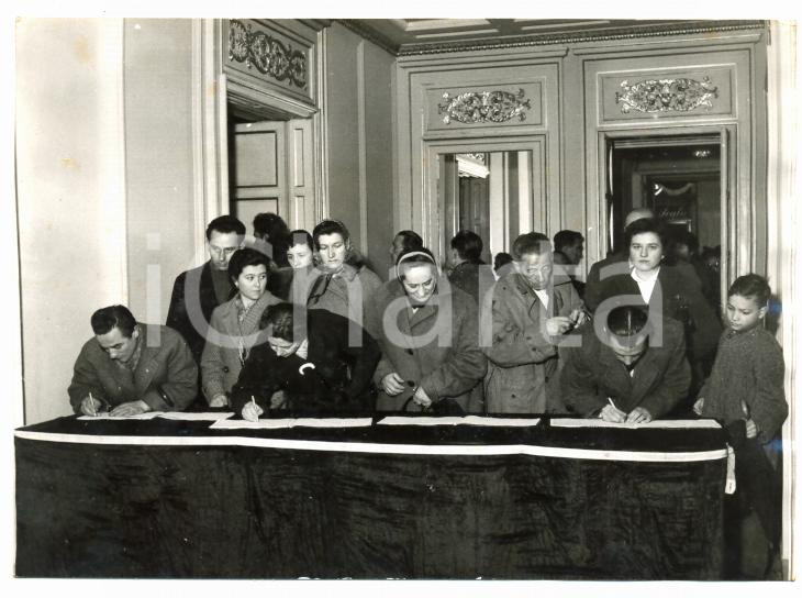 Fotografia d epoca originale 1957 MILANO Funerali Arturo TOSCANINI Il registro firme presso Teatro LA SCALA 1