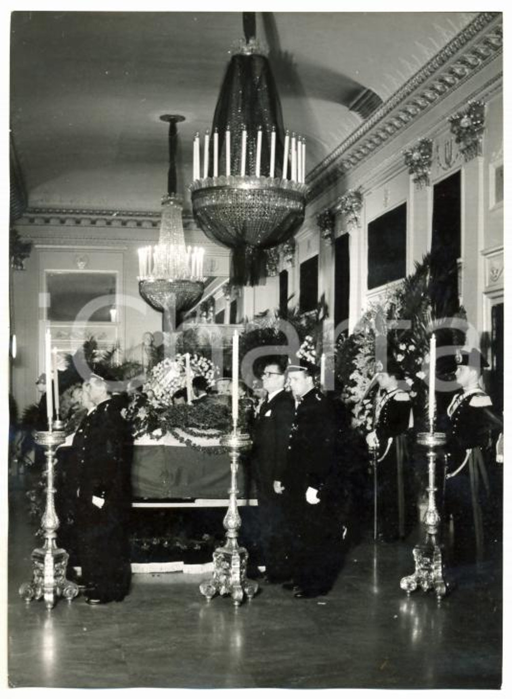 Fotografia d epoca originale 1957 MILANO Funerali Arturo TOSCANINI  Il feretro nel foyer del Teatro LA SCALA 1
