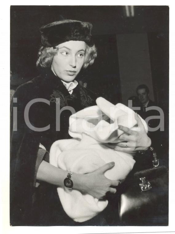 Fotografia d epoca originale 1957 MILANO Funerali Arturo TOSCANINI Arrivo di Emanuela D ACQUARONE a MALPENSA 1
