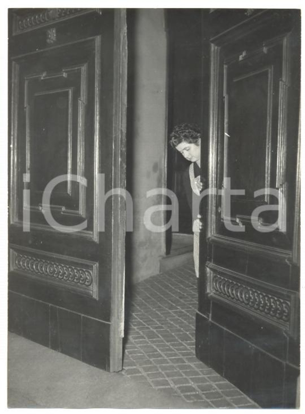 Fotografia d epoca originale 1957 MILANO Morte Arturo TOSCANINI  Portinaia chiude portone in segno di lutto 1