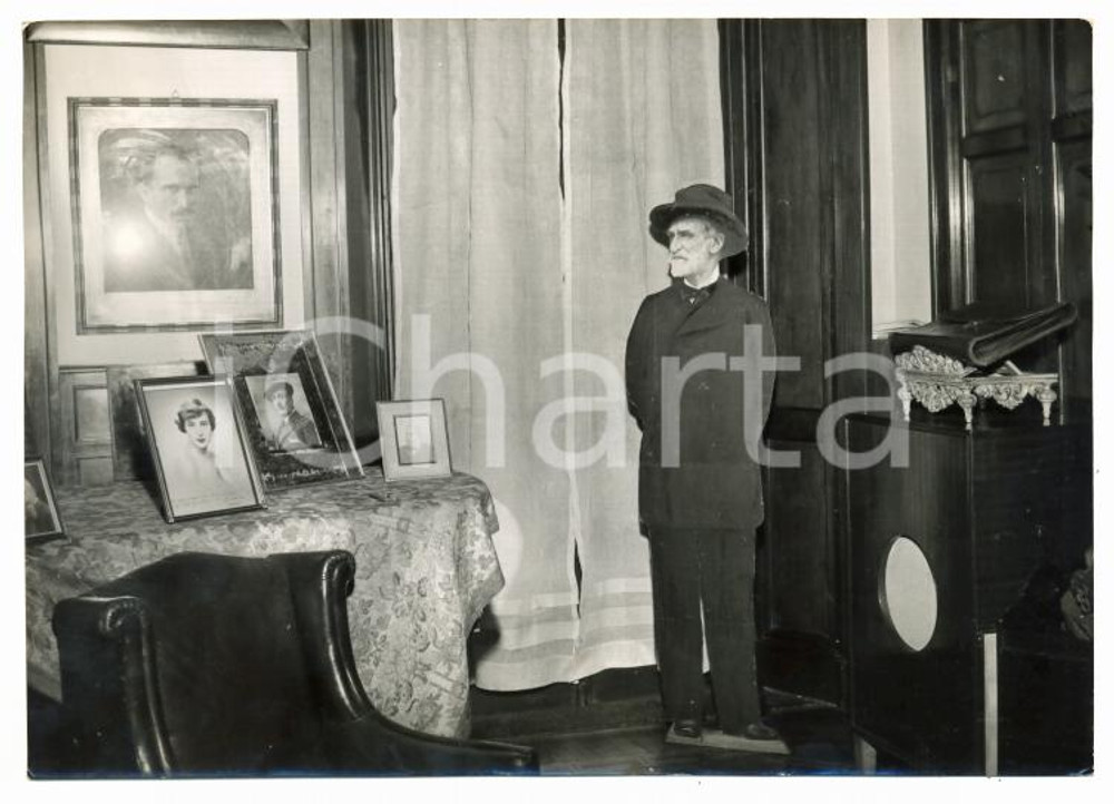 Fotografia d epoca originale 1957 MILANO Morte Arturo TOSCANINI Sagoma di Giuseppe VERDI nello studio Foto 1
