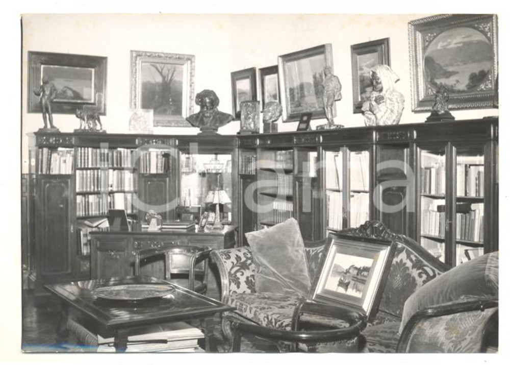 Fotografia d epoca originale 1957 MILANO Morte Arturo TOSCANINI Panoramica dello studio di Via Durini Foto 1