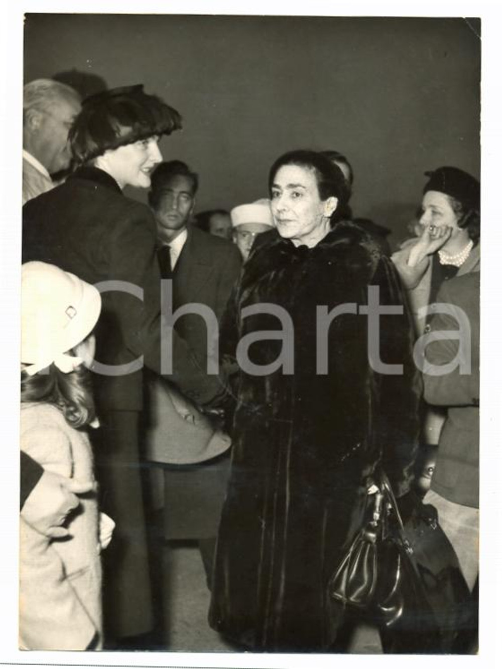 Fotografia d epoca originale 1957 ROMA Morte Arturo TOSCANINI Folla di persone accoglie Wanda TOSCANINI Foto 1