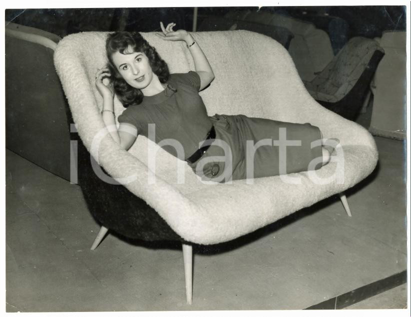 Fotografia d epoca originale 1958 LONDON  EARLS COURT Furniture exhibition  Hazell POWELL lying on a sofa 1