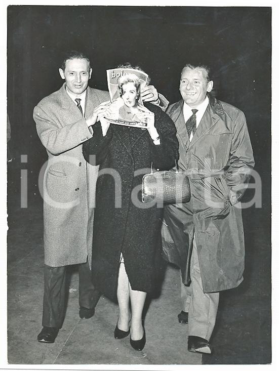 Fotografia d epoca originale 1959 MILANO Rapina di VIA OSOPPO Moglie di Enzo CESARONI copre volto con BOLERO 1