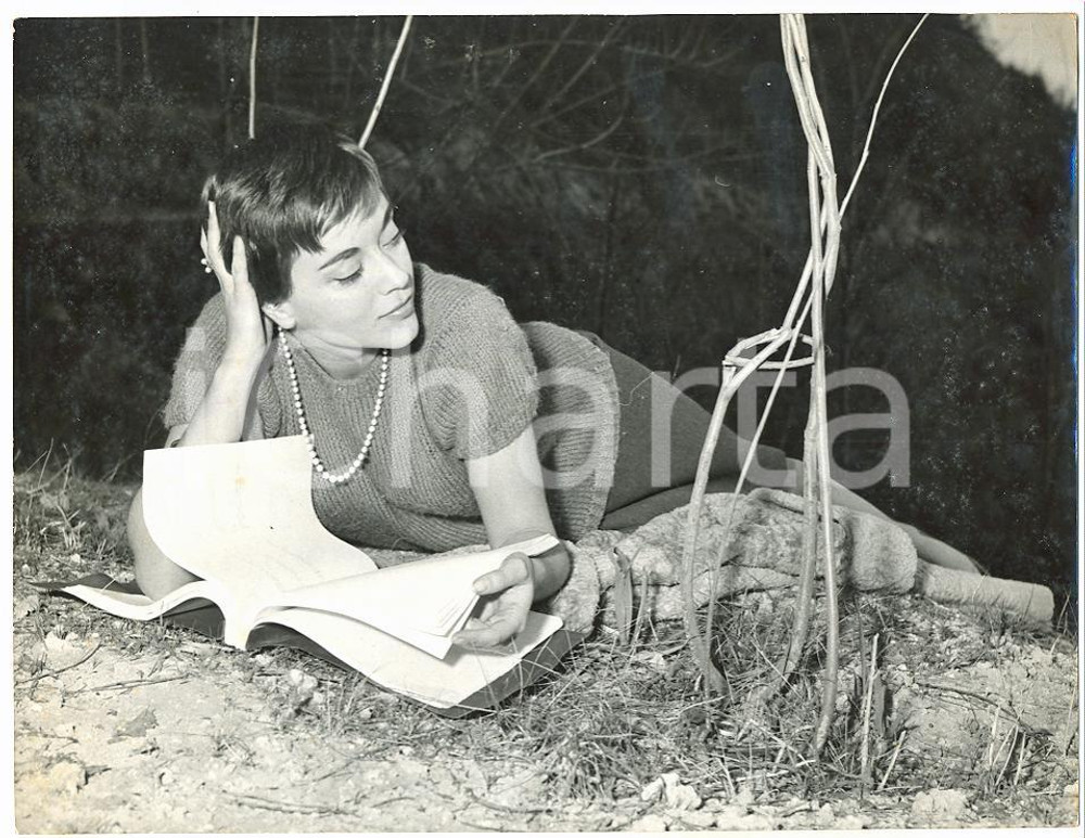 1960 ROMA Attrice Esperia PIERALISI legge sceneggiatura al parco *Foto 24x18 cm
