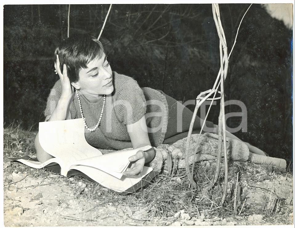 Fotografia d epoca originale 1960 ROMA Attrice Esperia PIERALISI legge sceneggiatura al parco Foto 24x18 cm 1