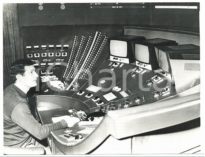 Fotografia d epoca originale 1965 ca PARIS La Défense  The porter s lodge of TOUR AQUITAINE Photo 18x13 cm 1