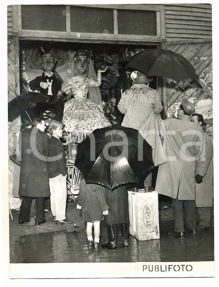 Fotografia d epoca originale 1954 CARNEVALE VIAREGGIO Visitatori sotto la pioggia guardano carri negli hangar 1