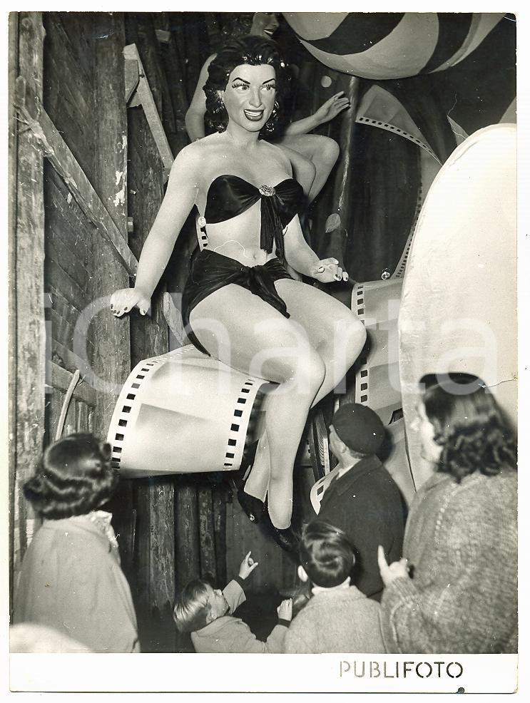 Fotografia d epoca originale 1954 CARNEVALE VIAREGGIO Turisti ammirano carro Silvana PAMPANINI in cartapesta 1