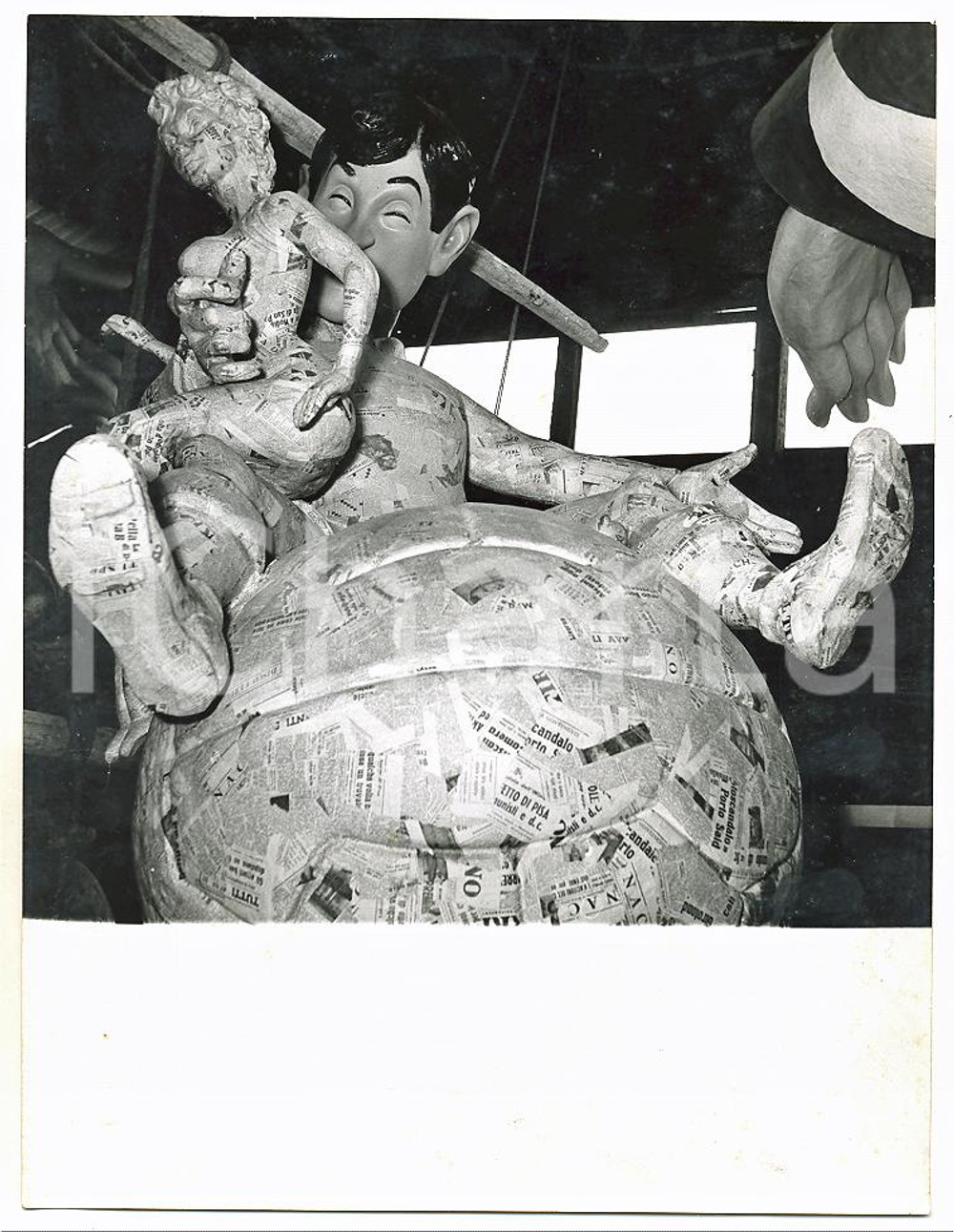 Fotografia d epoca originale 1955 CARNEVALE VIAREGGIO Statua per carro allegorico Allenamenti collegiali 1