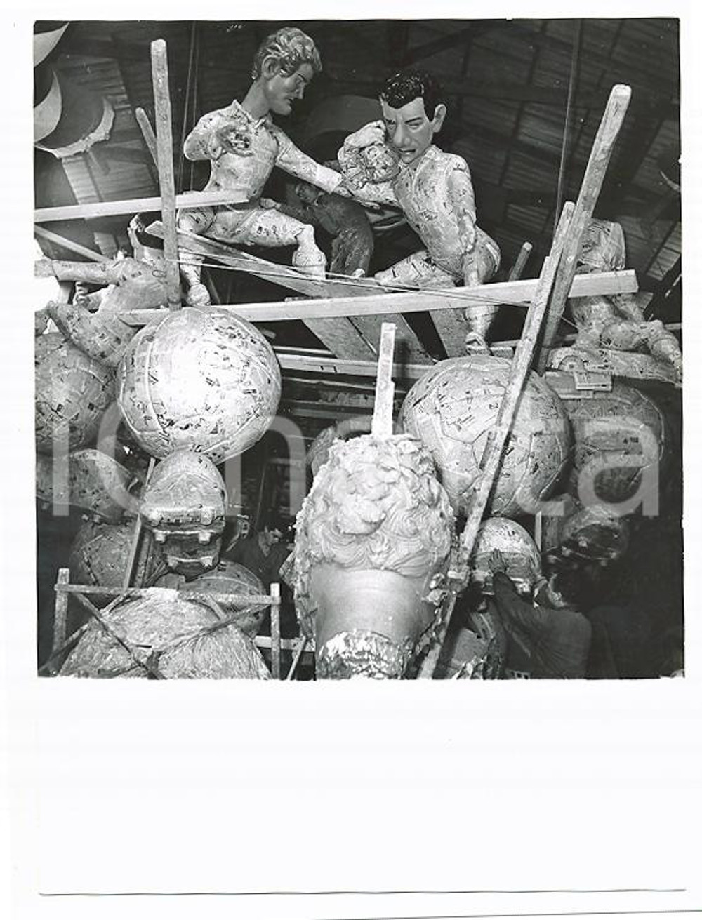 Fotografia d epoca originale 1955 CARNEVALE VIAREGGIO Lavorazione statue Giampiero BONIPERTI Benito LORENZI 1