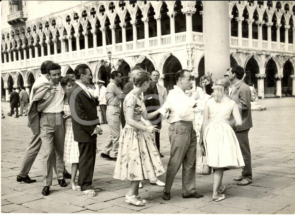 1959 VENEZIA Gli interpreti di "L'année du bac" in piazza San Marco - Foto