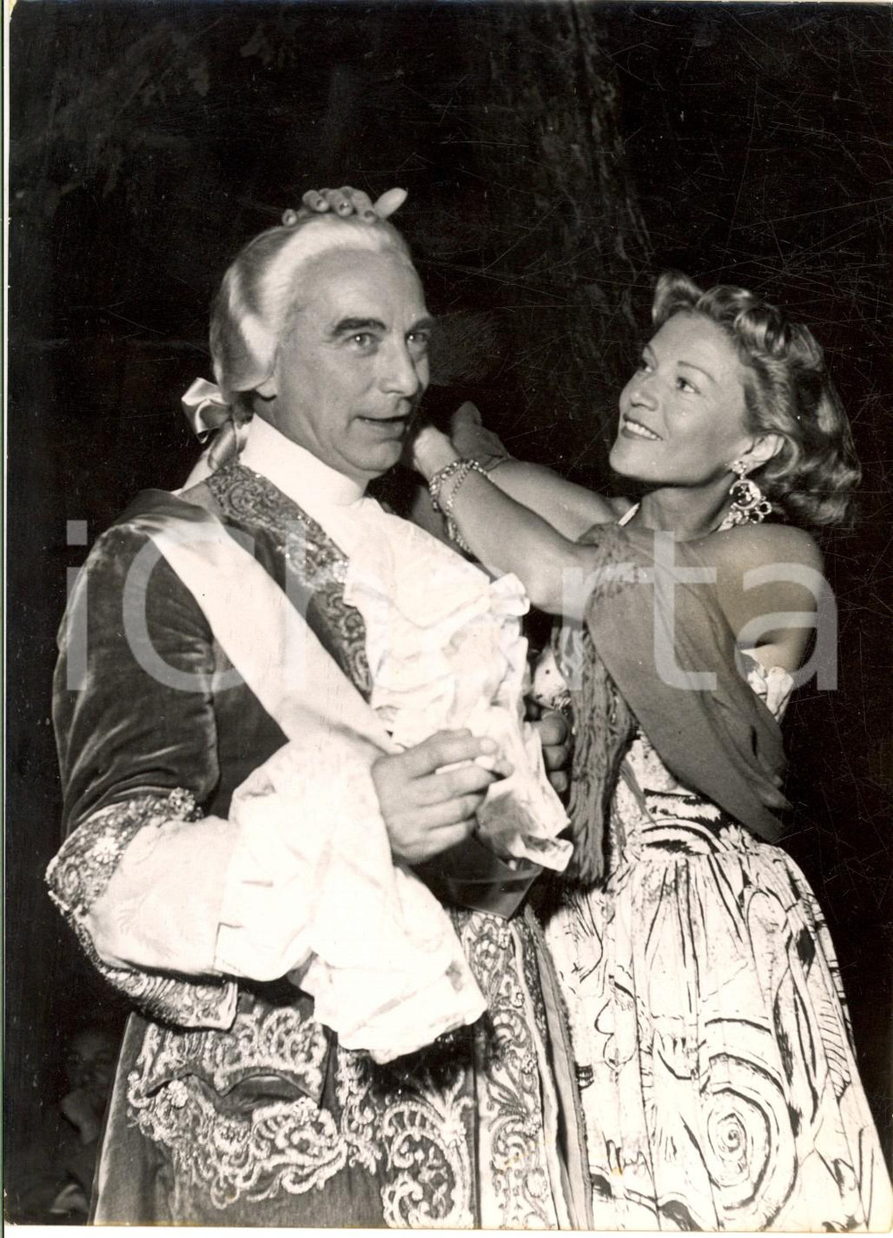 Fotografia d epoca originale 1953 BIARRITZ Maurice ESCANDE et ANNABELLA au bal champetre du marquis de Cuevas 1