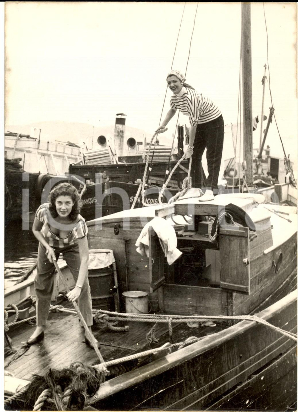 Fotografia d epoca originale 1954 FESTIVAL DE CANNES Lise BOURDIN Elisa LAMOTTE sur leur yacht Photo 13x18 1