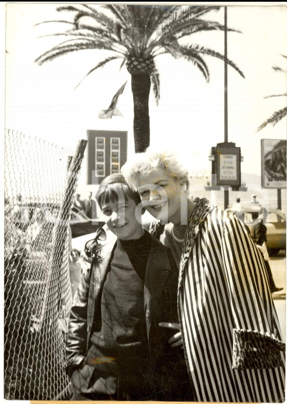 1959 FESTIVAL DE CANNES Jacqueline PIERREUX et son fils Jean-Pierre LEAUD *Photo