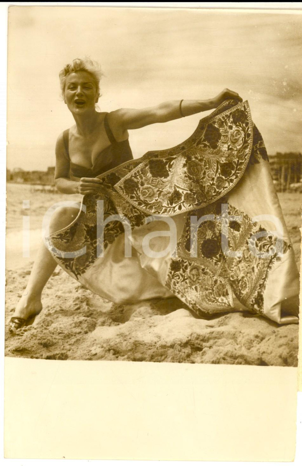 Fotografia d epoca originale 1956 FESTIVAL DE CANNES Jacqueline PIERREUX avec un manteau de torero Photo 1