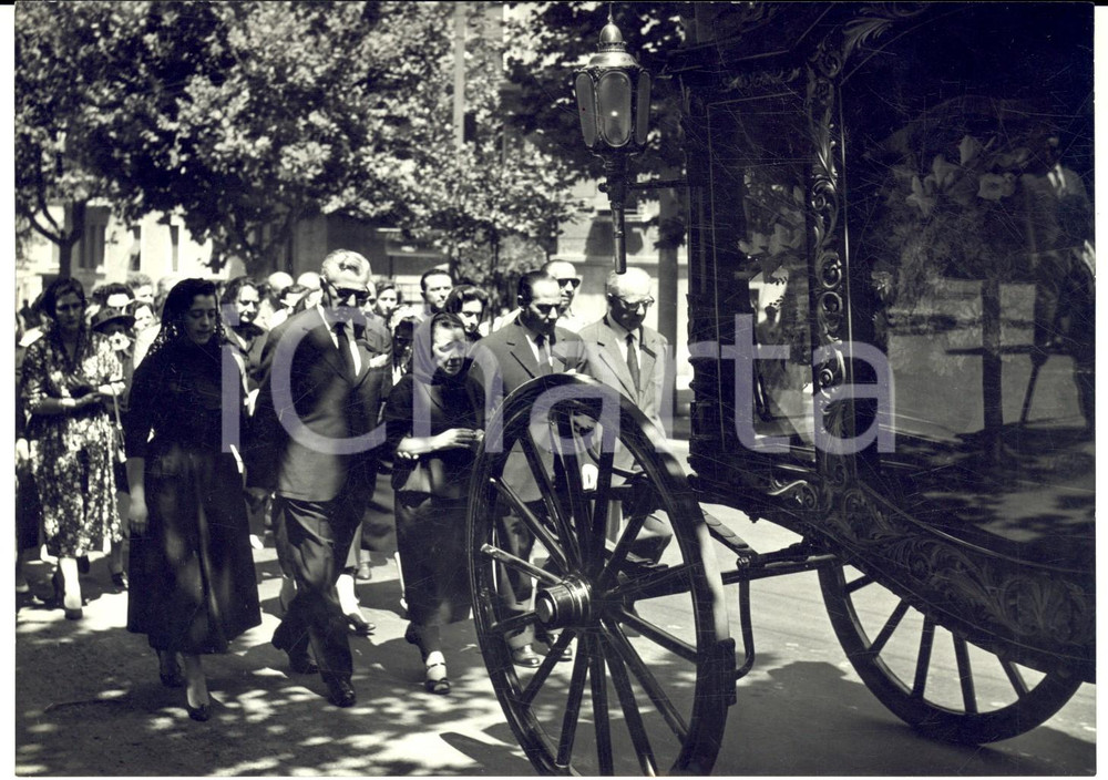 Fotografia d epoca originale 1957 ROMA Vittorio DE SICA ai funerali della sorella  Fotografia 18x13 cm 1