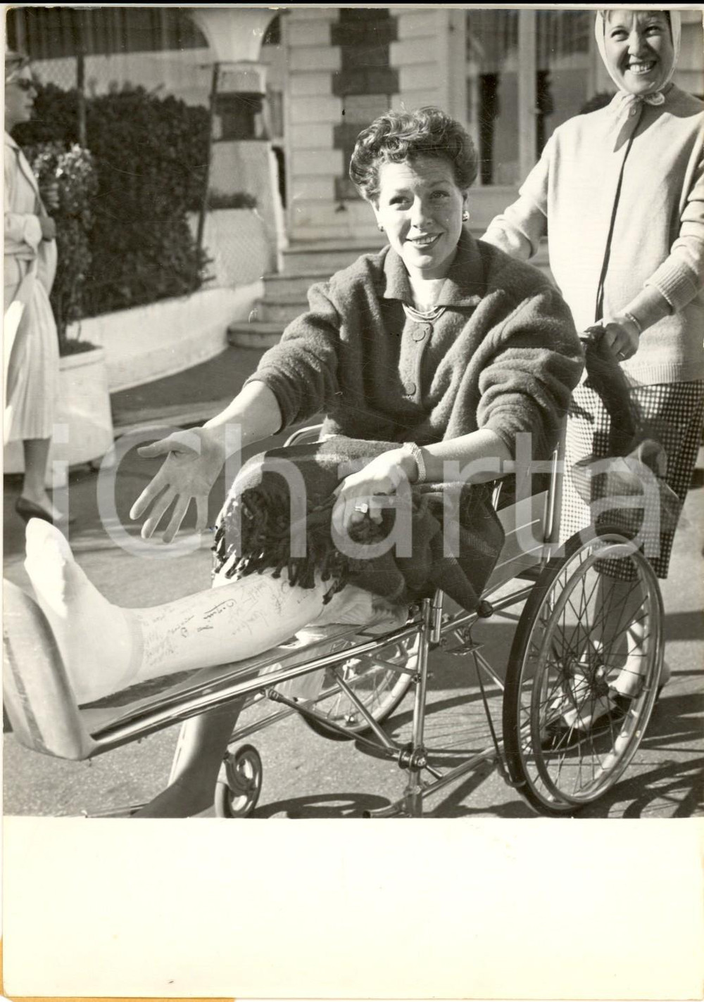 1958 FESTIVAL DE CANNES Madeleine ROBINSON avec une jambe platrée *Photo 13x18