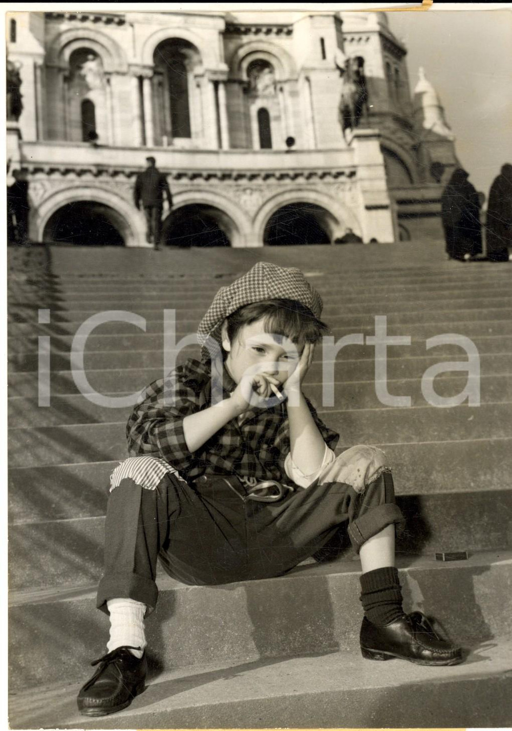 Fotografia d epoca originale 1958 PARIS Montmartre Papouf, enfant français dans La rançon du chef rouge 1