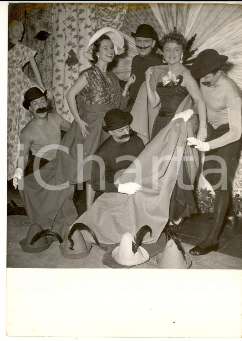 1955 ca PARIS Les Frères Jacques couturiers avec Odette JOYEUX  *Photo 18x13 cm