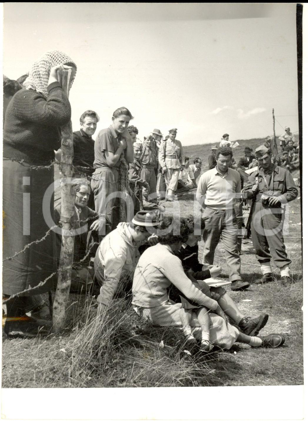 Fotografia d epoca originale 1954 SPLUGA DELLA PRETA – Attesa per il rientro degli speleologi triestini Foto 1