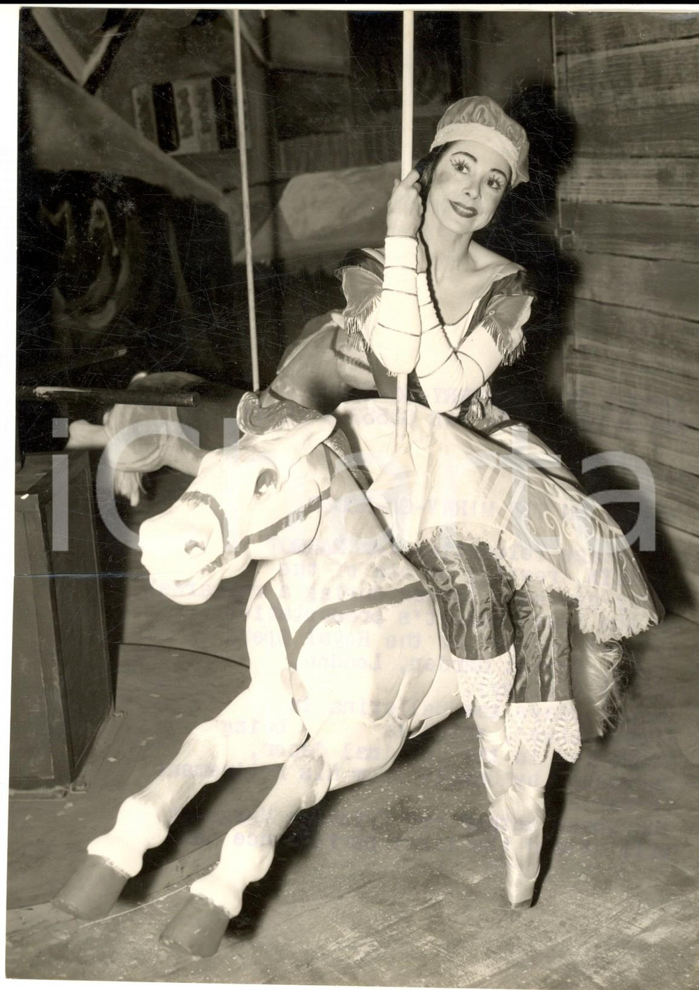 Fotografia d epoca originale 1957 LONDON Margot FONTEYN on the merrygoround during a rehearsal Photo 1