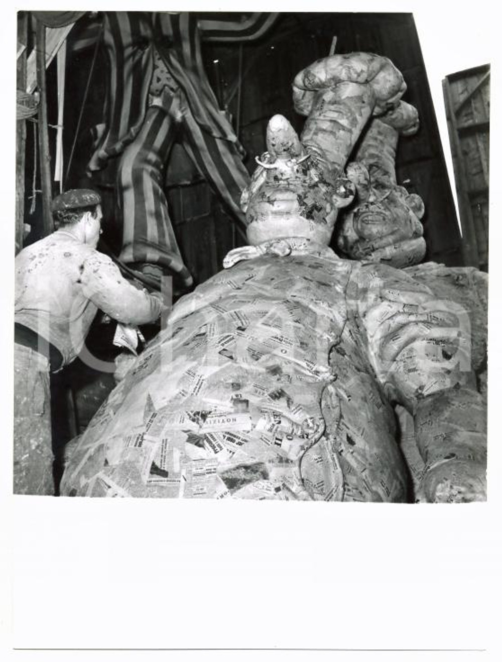 Fotografia d epoca originale 1955 CARNEVALE VIAREGGIO Preparazione statua in cartapesta di un cuoco Foto 1