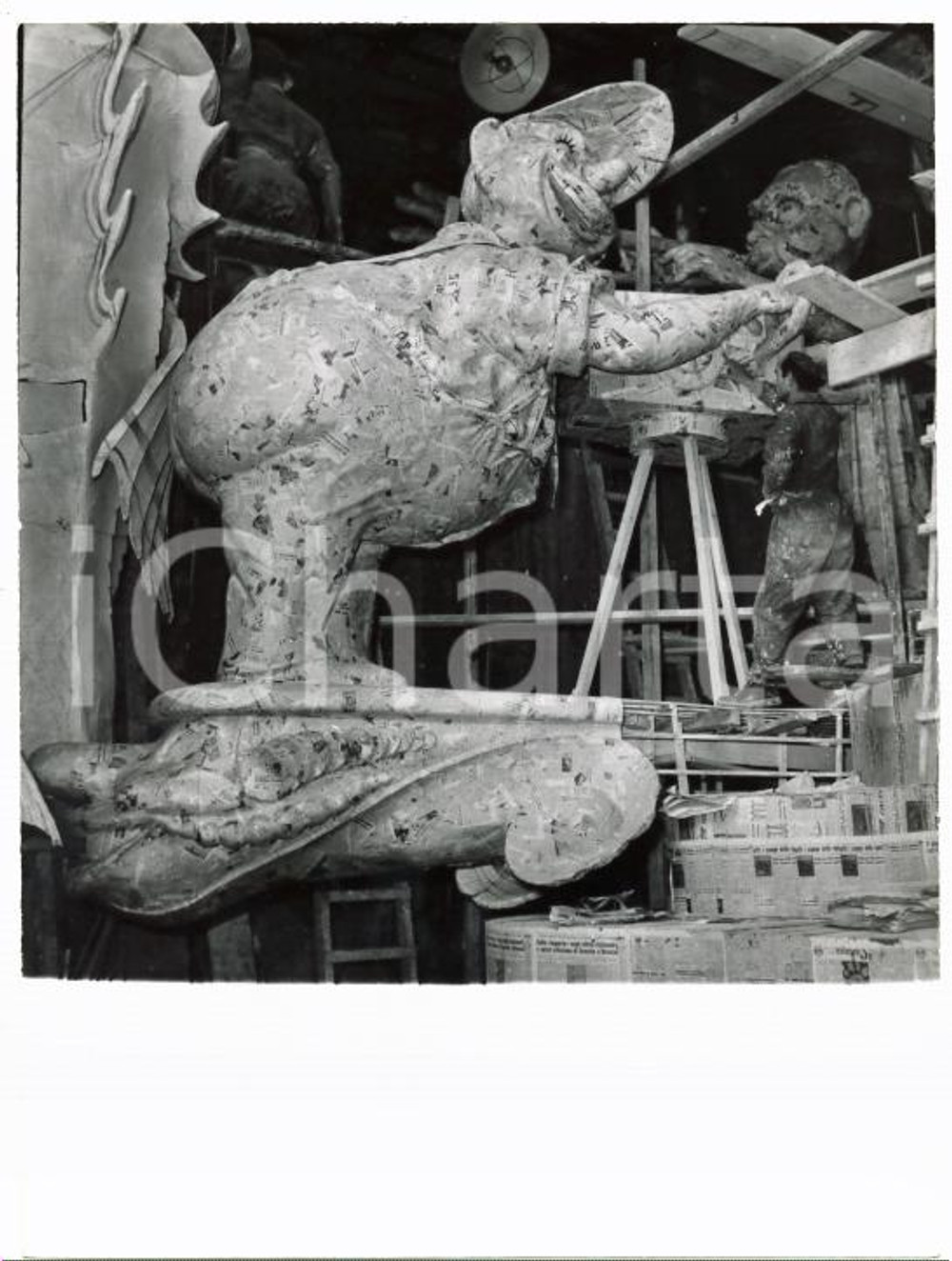 Fotografia d epoca originale 1955 CARNEVALE VIAREGGIO Preparazione statua in cartapesta per carro allegorico 1