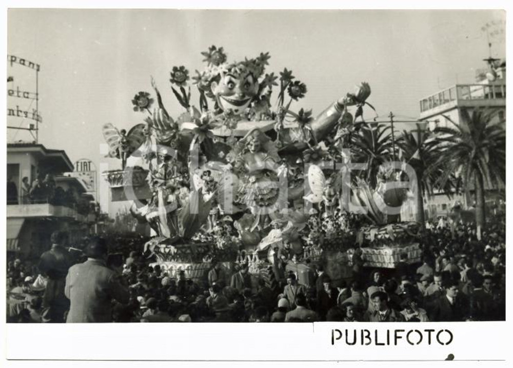 Fotografia d epoca originale 1954 CARNEVALE VIAREGGIO La sfilata di un carro allegorico Foto 18x13 1
