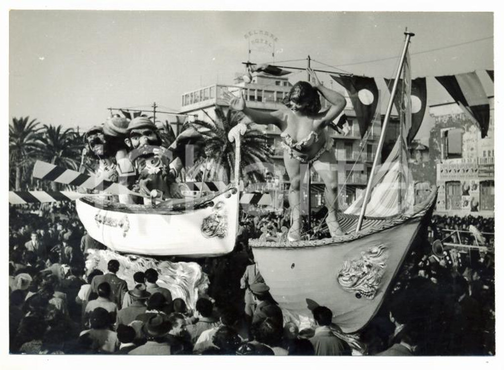 Fotografia d epoca originale 1954 CARNEVALE VIAREGGIO Sfilata carro allegorico  Pirati inseguono bagnante 1