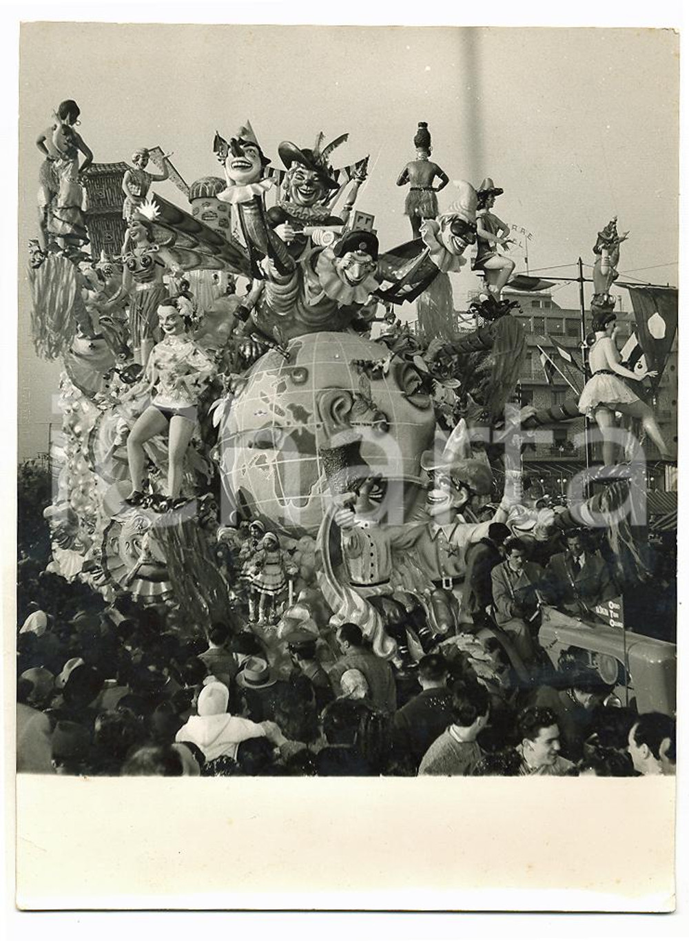 Fotografia d epoca originale 1955 ca CARNEVALE VIAREGGIO Carro allegorico con mappamondo Foto 18x24 cm 1