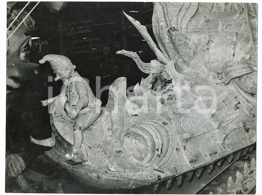 Fotografia d epoca originale 1955 CARNEVALE VIAREGGIO Drago in cartapesta del carro allegorico Filtro magico 1