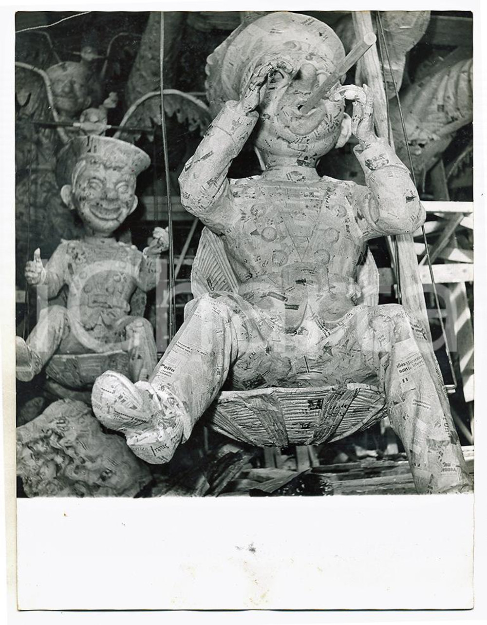 1955 CARNEVALE VIAREGGIO Lavori in corso del carro allegorico "La libecciata"