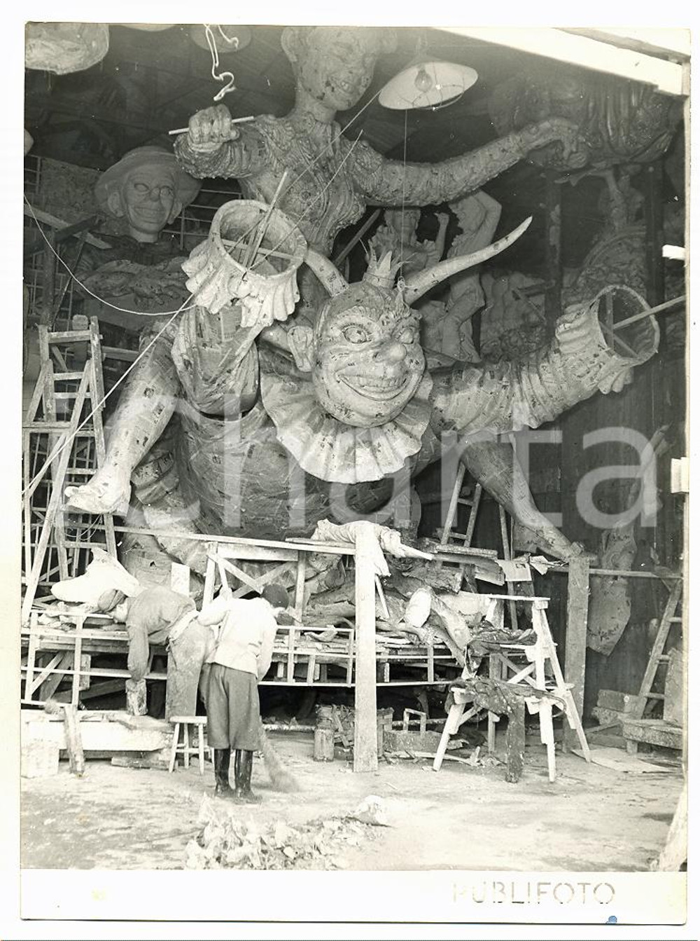 Fotografia d epoca originale 1955 ca CARNEVALE VIAREGGIO Lavori in corso statua giullare in cartapesta Foto 1
