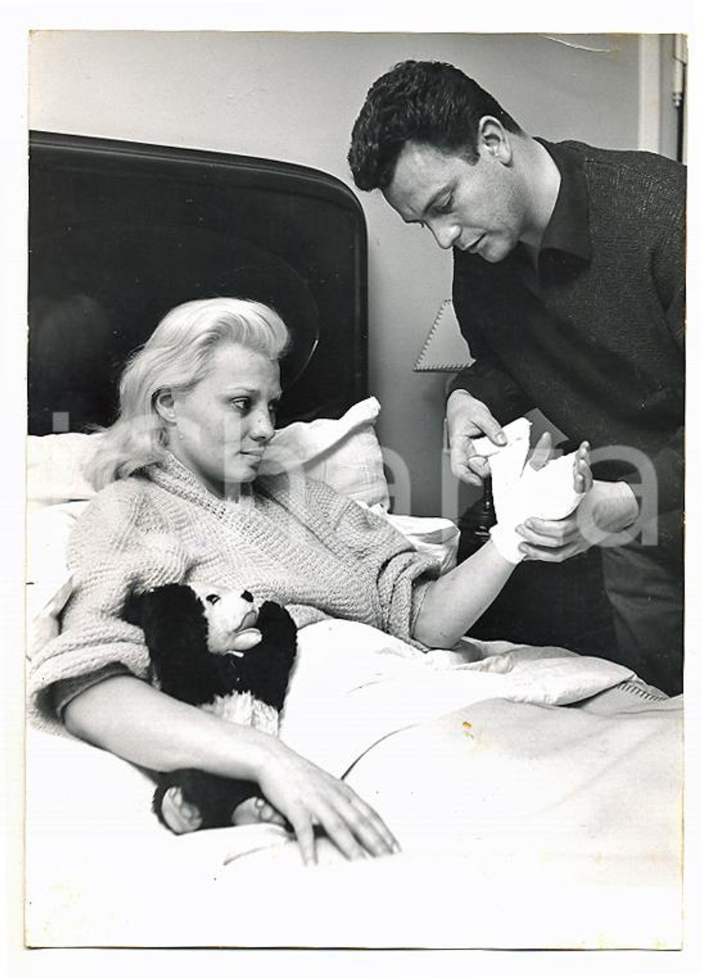 1956 MILANO Pierre CRESSOY medica la mano della moglie Hélène REMY *Foto13x18